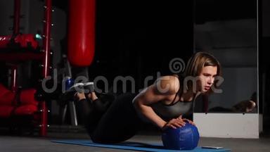 一个深黑肤色的运动员在健身房的大<strong>砍刀</strong>上做俯卧撑，把秒表放在手机上。 拳击训练