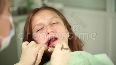 <strong>牙齿矫正</strong>器检查一名来诊所治疗的青少年的<strong>牙齿</strong>