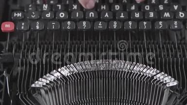 旧打字机的细节，在老式打字机上打字