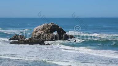 在海洋中<strong>有</strong>心形轮廓的岩石。