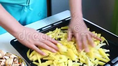 一个女人把<strong>土豆片</strong>倒进烤盘里。 然后他加入了切碎的蘑菇。