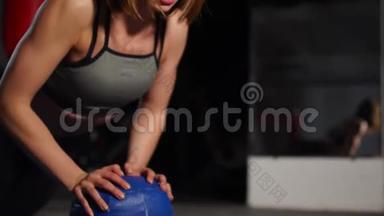 一个深黑肤色的运动员在健身房的大砍刀上做俯卧撑，把秒表放在手机上。 拳击训练