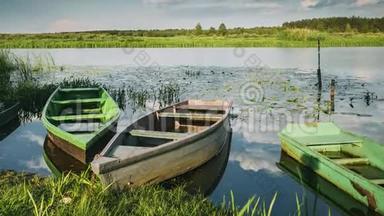 在美丽的<strong>夏天</strong>，阳光明媚的<strong>夜晚</strong>，湖或河和古老的木制划船钓鱼船