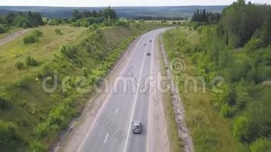 乡村道路的俯视图.. 剪辑。 有森林交通的农村公路。 郊区公路，有汽车和卡车。 旅行和