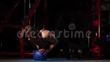 一个深黑肤色的运动员在健身房的大<strong>砍刀</strong>上做俯卧撑，把秒表放在手机上。 拳击训练