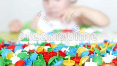 幼儿玩发展运动技能的游戏，为幼儿收集一个设计师的多色马赛克，发展