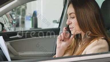 漂亮的女商人在车里打电话