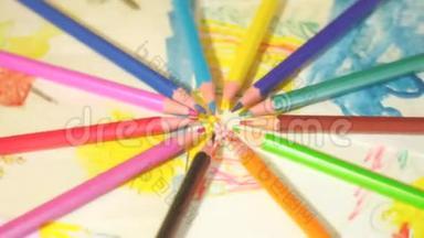五颜六色的铅笔躺在孩子`画画和旋转上