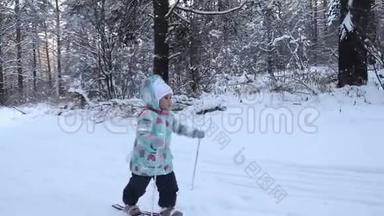女孩正在学习滑雪。 她在松软的雪地里慢慢地滑上滑雪板。 冬天森林里美丽的一天。 走进去