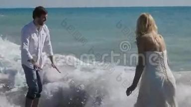 新婚夫妇在海洋中嬉戏玩耍