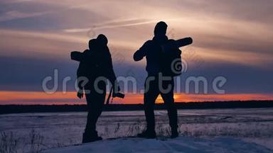 两名游客拍摄落日山自然剪影.. 旅游者团体旅游自然户外