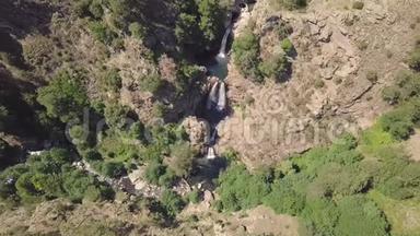 令人惊叹的<strong>电影</strong>4k空中多瀑布之间的岩石和植被