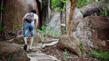 年轻的背包客穿过美丽的丛林。 在<strong>大自然</strong>中徒步旅行。 在露营时享受<strong>大自然</strong>。 1920x1080