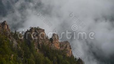 <strong>云</strong>在<strong>松</strong>树高地森林和岩石上移动。 乌拉尔山的雾状晨景。