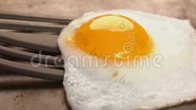 厨师从石架上拿起煎蛋
