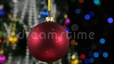 美丽的红色新年和圣诞装饰球沉<strong>重地</strong>摆动在绳子上。