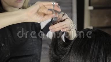 专业的理发师为一个年轻的女人理发。 <strong>剪发</strong>特写..