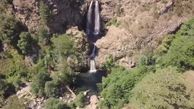 令人惊叹的电影4k空中多瀑布之间的岩石和植被