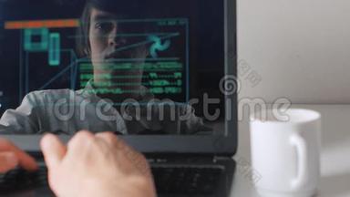 程序员在电脑上工作的显示器上的反射和喝咖啡。 两次曝光。