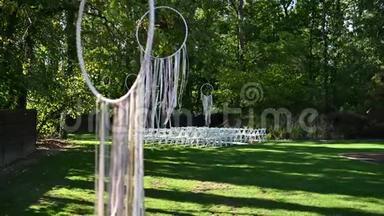 婚礼装饰在风中。 风在春天的阳光下吹出五颜六色的丝带