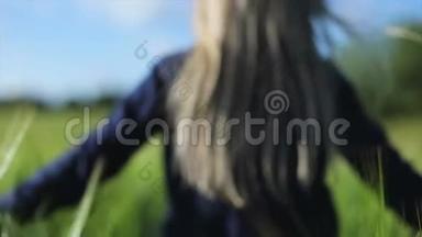 金发小女孩正在麦田里奔跑。