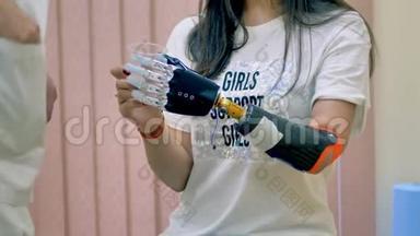 女人测试创新的机器人手臂。 现代医学概念。