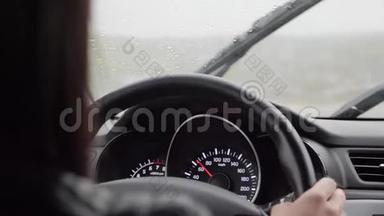 那个女孩在下雨时开车。 <strong>大雨</strong>时开车上路要谨慎.. <strong>大雨</strong>天气