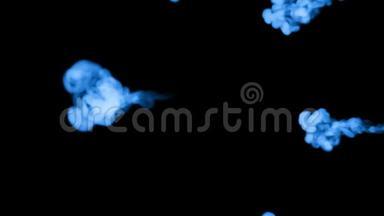许多流动的荧光蓝墨水或烟雾，隔离在黑色的缓慢运动。 蓝色颜料在水中卷曲。 用途