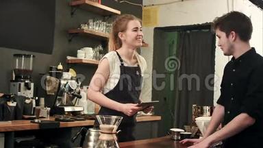 女咖啡师在一家咖啡馆和顾客交谈，点餐