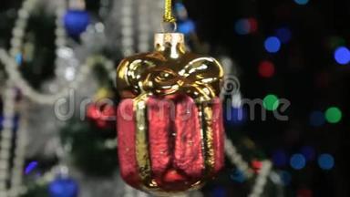 美丽的红色新年和圣诞装饰礼物沉<strong>重地</strong>摆动在绳子上。