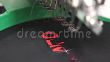 一种自动机器刺绣图案，黑色<strong>布</strong>上有<strong>红色</strong>的线。 机器人缝纫机。 自动缝纫机