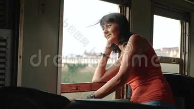 坐火车看着窗外的女人