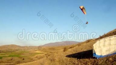 滑翔伞从山上起飞