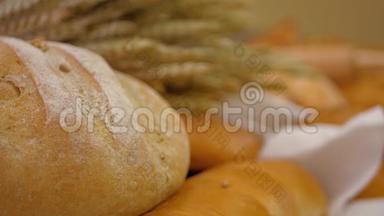 面包和烘焙食品大规模保证新鲜烘焙和脆的特写