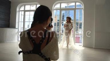 年轻的欧洲孕妇，穿着白皮衣在摄影棚拍照