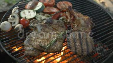 肉和蔬菜放在烤架上，背景是火和烟，一道菜，肉放在骨头上，白肉