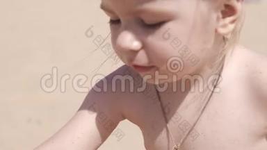 小可爱的女孩在海滩上玩沙子和<strong>贝壳</strong>。 在UHD关闭