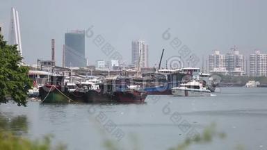 各种船只在靠近<strong>上海港</strong>的海上排队. 中国黄海