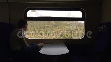 戴着耳机看窗外火车的悲伤男人