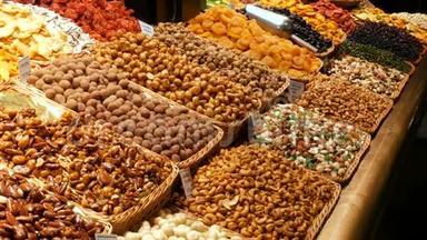 大柜台上有各种圆形巧克力糖果，在釉上有坚果和干果。 糖尿病的问题