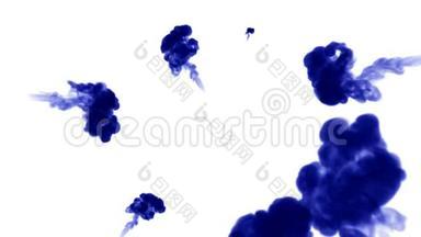 大量的孤立的蓝色墨水注入。 蓝色书写墨水混合在水中，慢镜头。 使用墨水