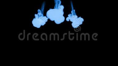 许多流动的荧光蓝墨水或烟雾，隔离在黑色的缓慢运动。 蓝色颜料倒在水里。 用途