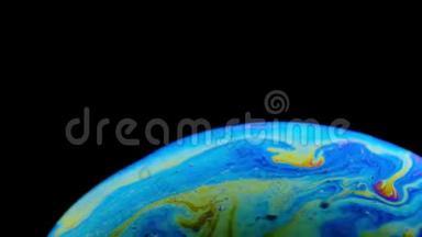 一个肥皂泡的五彩彩虹颜色看起来像一个在<strong>黑色</strong>背景下孤立的梦幻<strong>星球</strong>