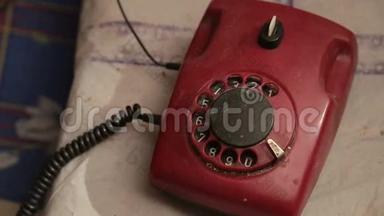 一个带有旋转拨号的旧电话