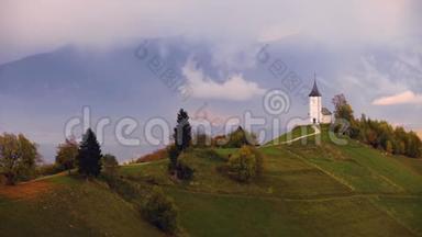 斯洛文尼亚Jamnik的空中无人机景观。 彩虹、阿尔卑斯山和圣普<strong>罗兹</strong>教堂