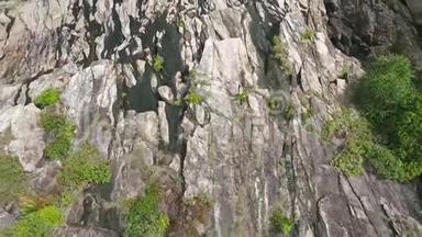 空中：具有岩石山脉<strong>浮雕</strong>海岸的惊人海景。 高清慢速运动。 泰国Koh Phangan。