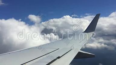 蓝天上有云背景的<strong>飞机</strong>翼。 乘<strong>飞机</strong>飞行的概念。