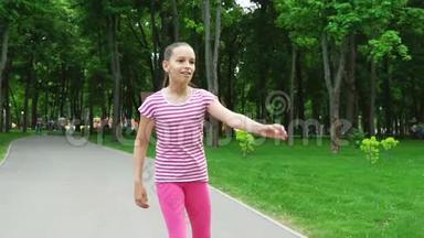 小女孩在公园的路上<strong>玩滑板</strong>