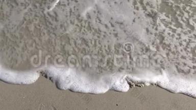 在沙滩上用海浪冲刷沙滩，求救<strong>呼救</strong>