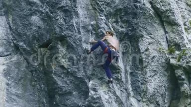 后景强壮的肌肉男攀岩者在户外运动路线上攀登垂直悬崖